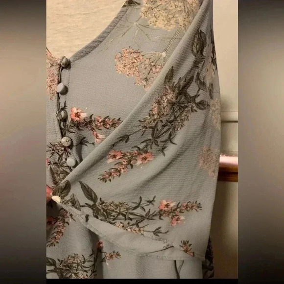 Torrid Gray Floral Bell Sleeve Top 00 - Picture 3 of 5